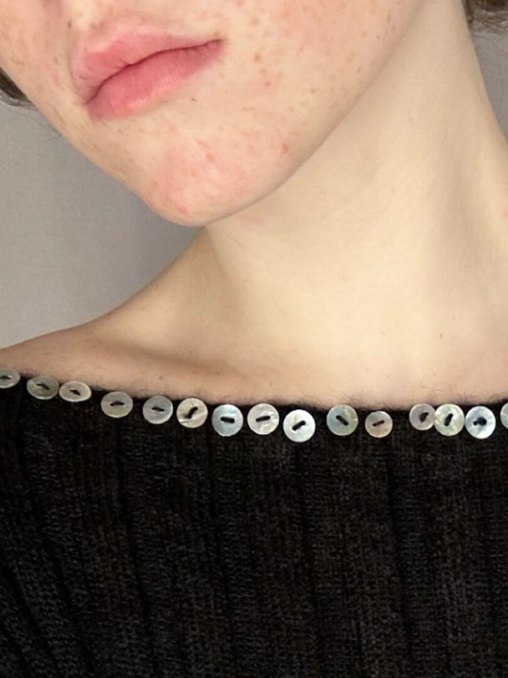 Merino Ribb Top with Pearl Button boat neck black