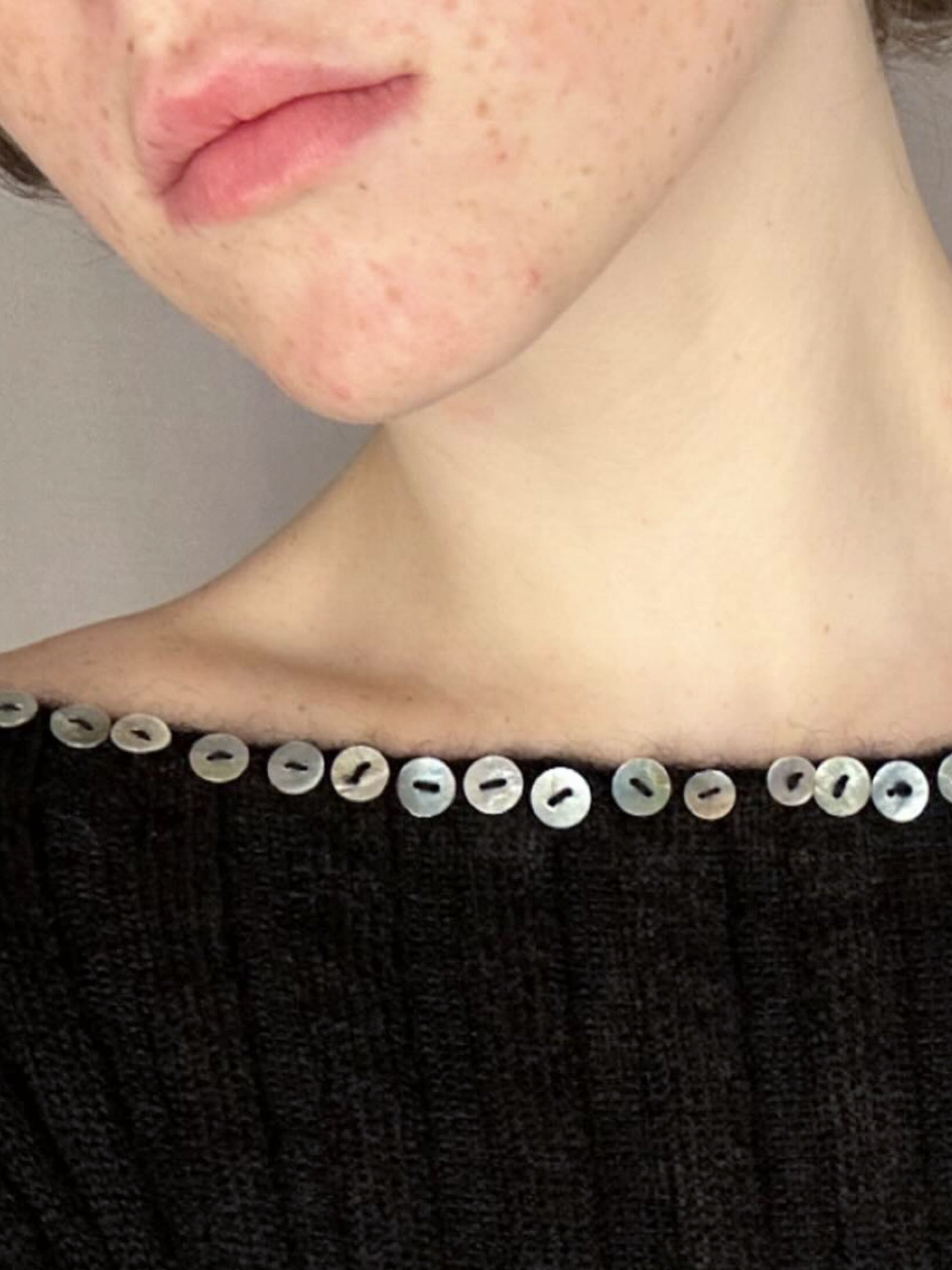 Merino Ribb Top with Pearl Button boat neck black