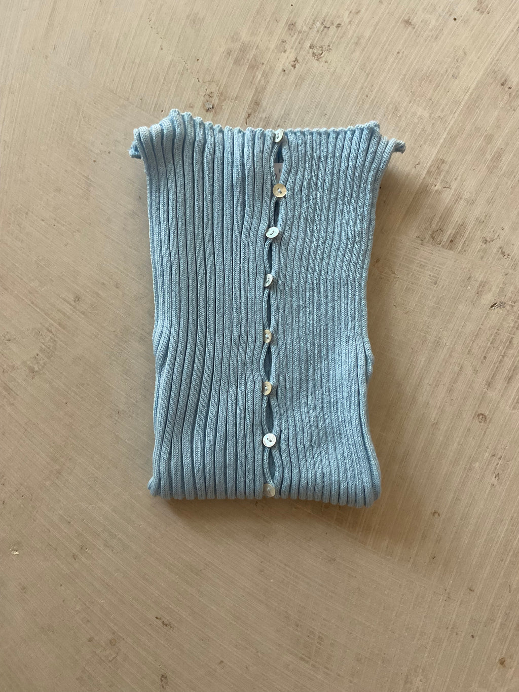 Merino Rib Top with Pearl Button boat neck light blue