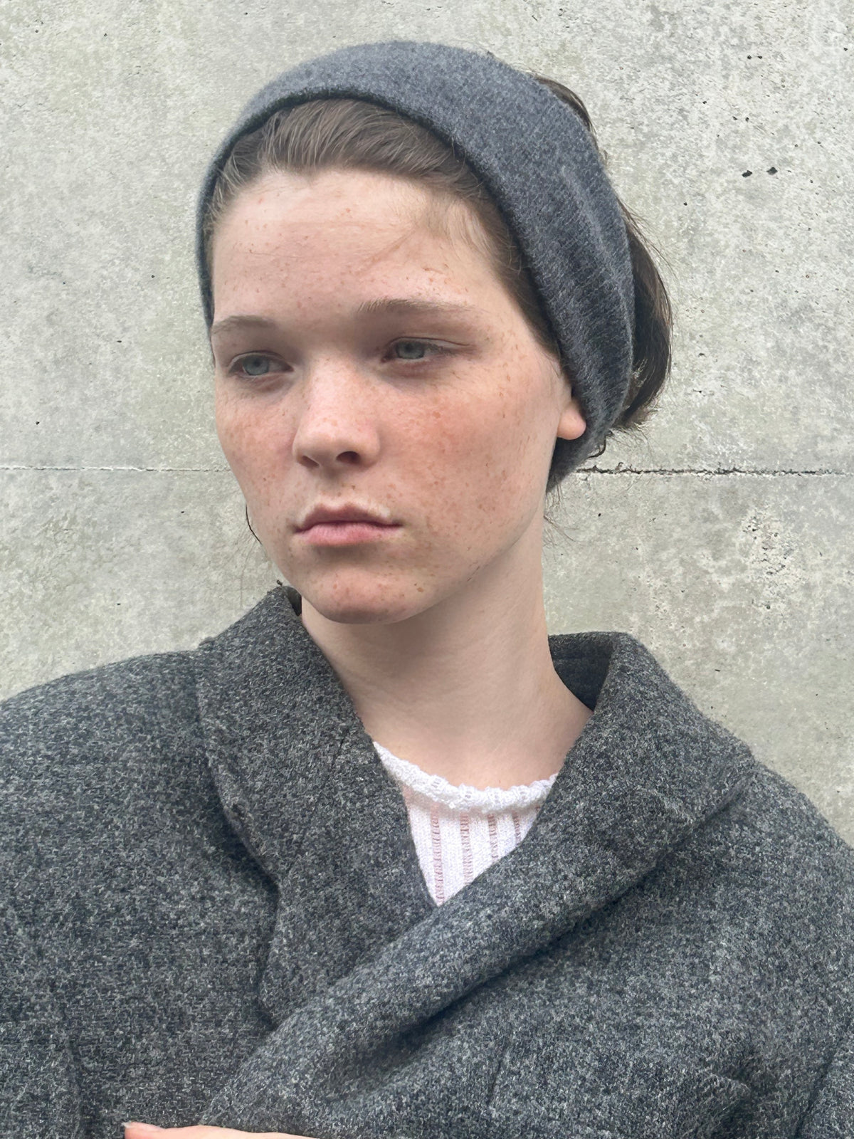 A soft and lightweight unisex headband knitted from merino wool.