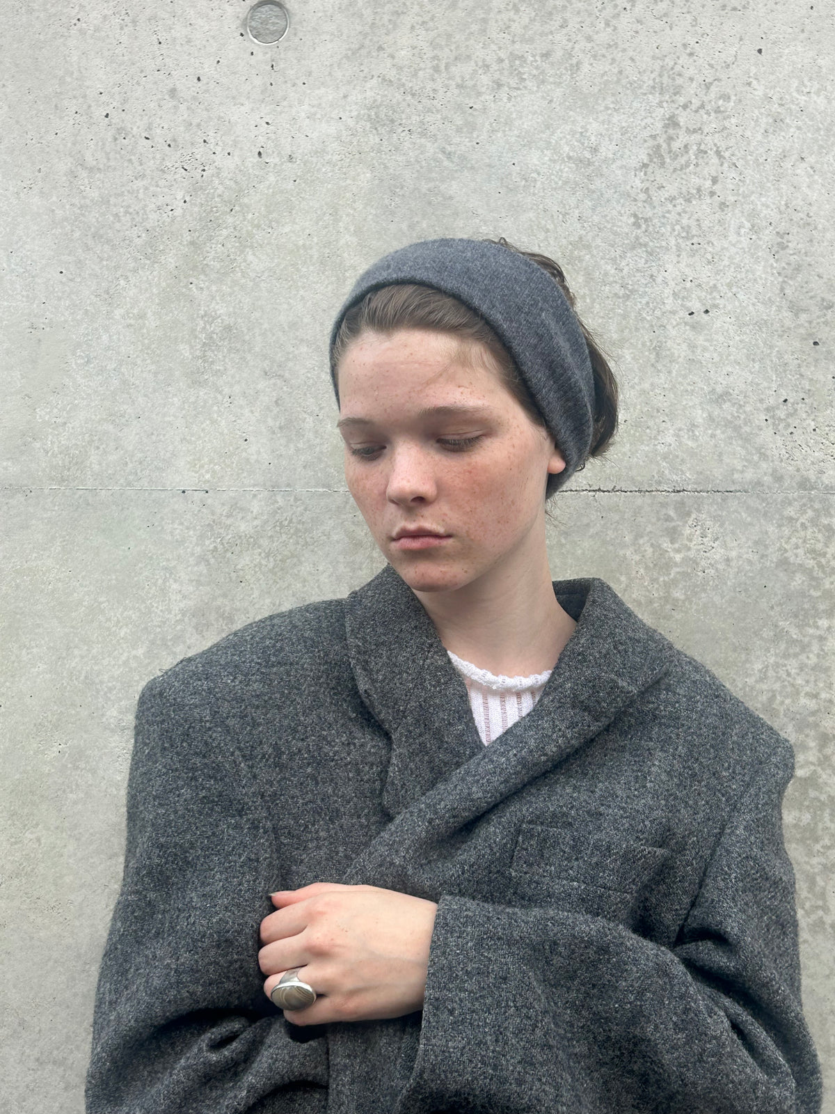 A soft and lightweight unisex headband knitted from merino wool.