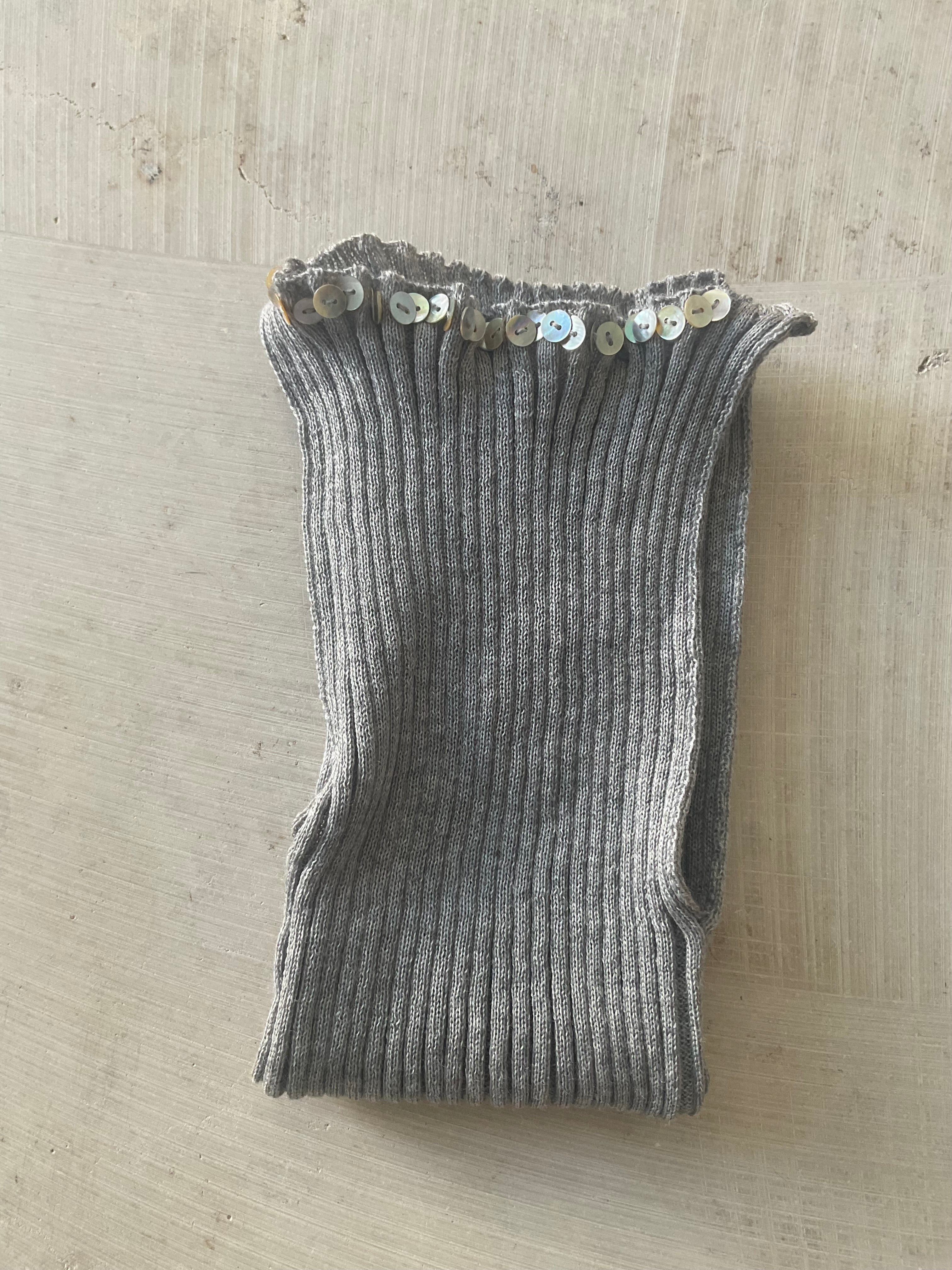 Merino Rib Top with Pearl Button boat neck light grey (Copy)