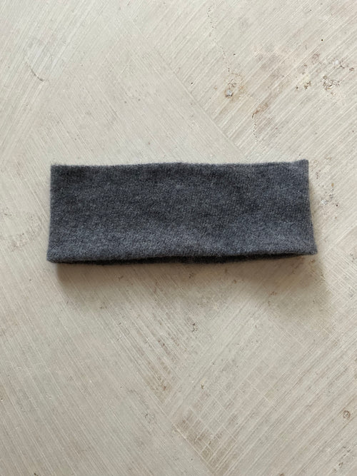 A soft and lightweight unisex headband knitted from merino wool.