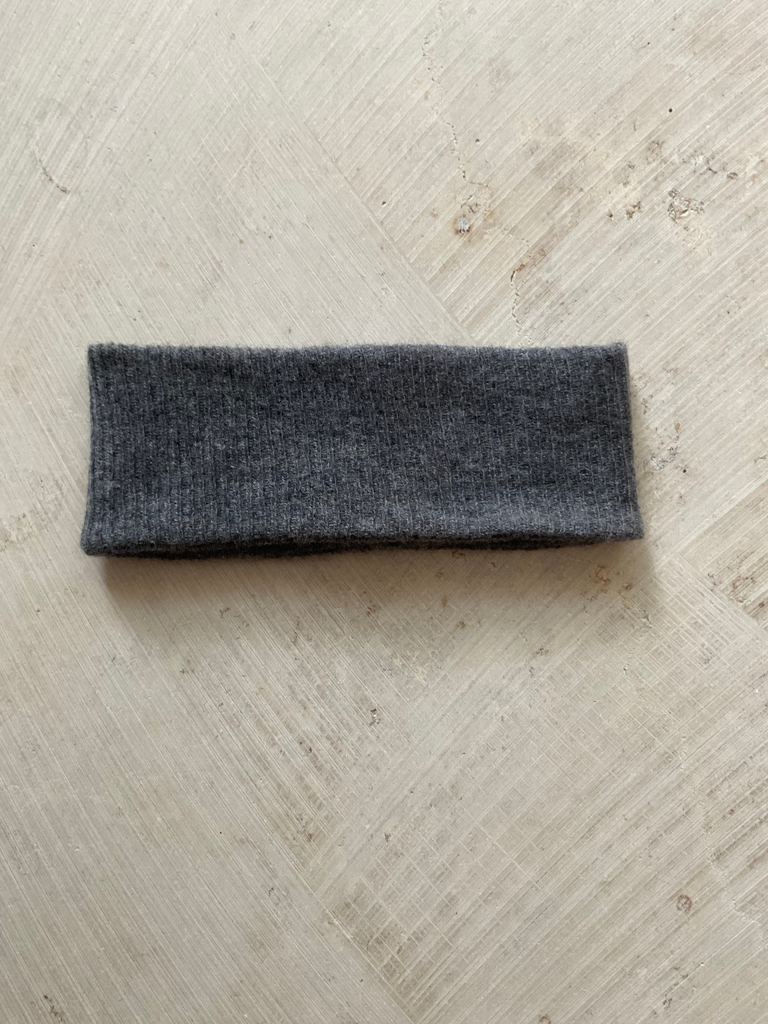 A soft and lightweight unisex headband knitted from merino wool.