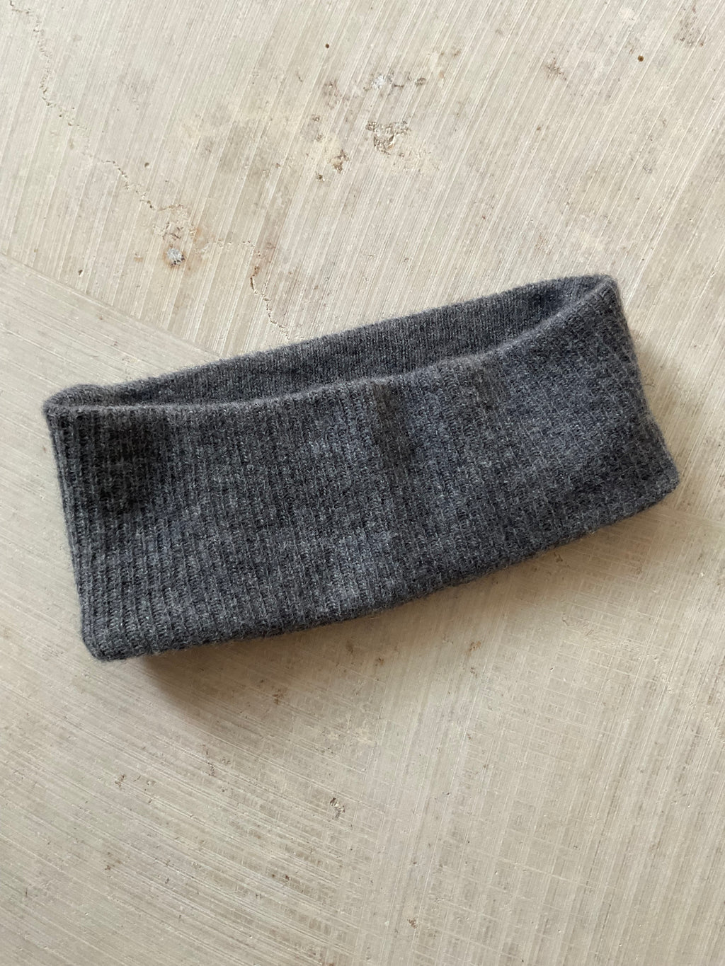 A soft and lightweight unisex headband knitted from merino wool.