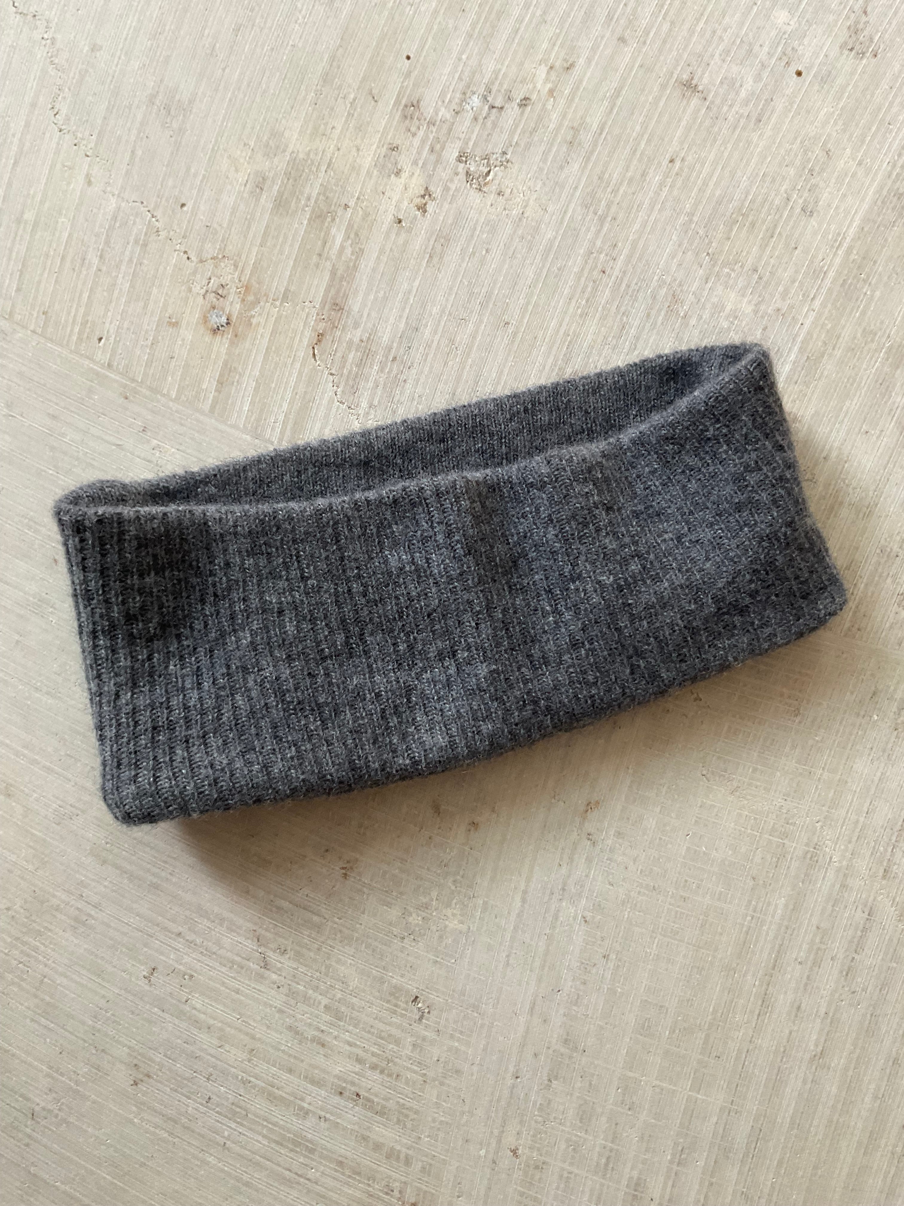 A soft and lightweight unisex headband knitted from merino wool.