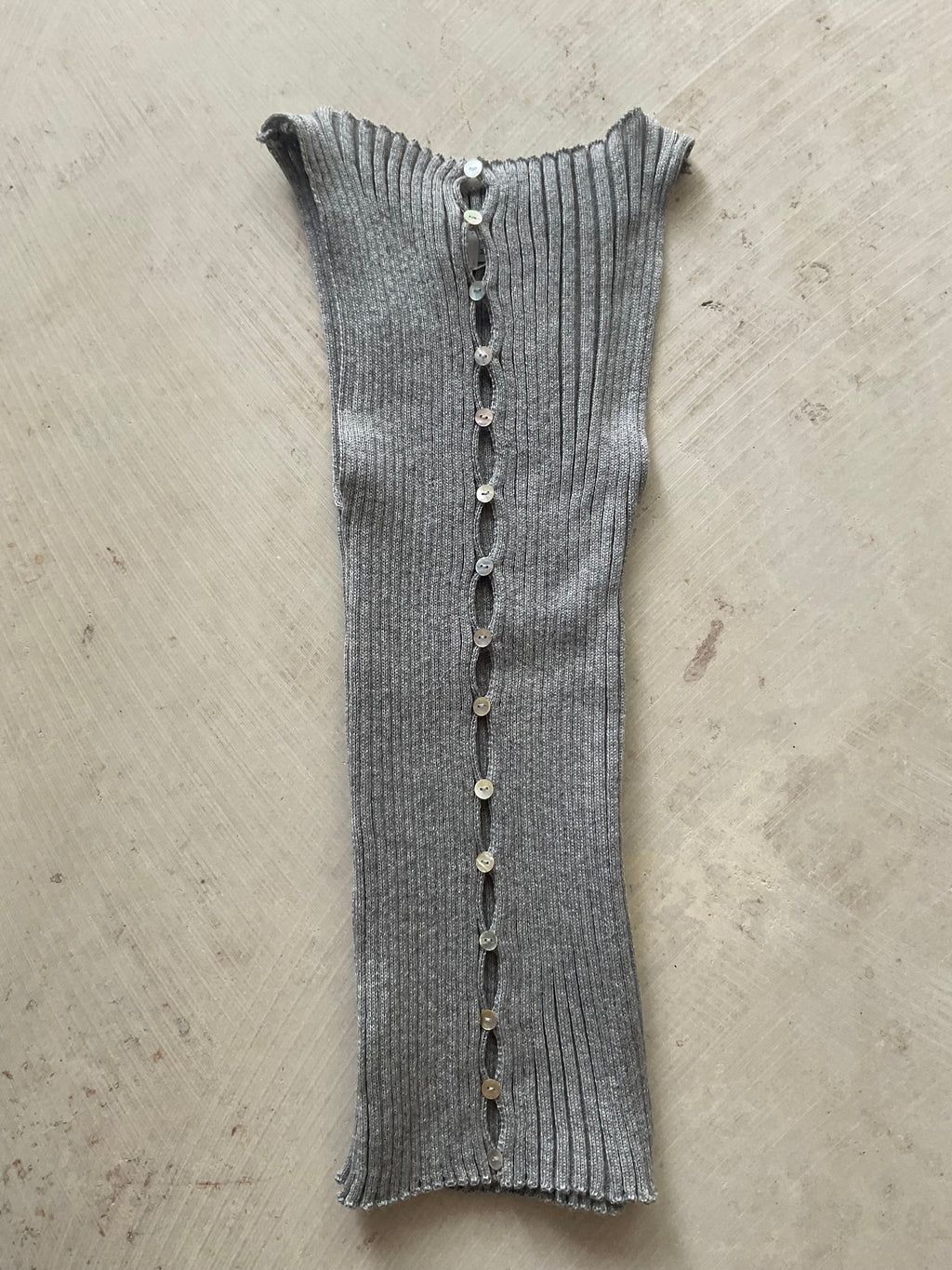 Merino Rib Top with Pearl Button boat neck Grey