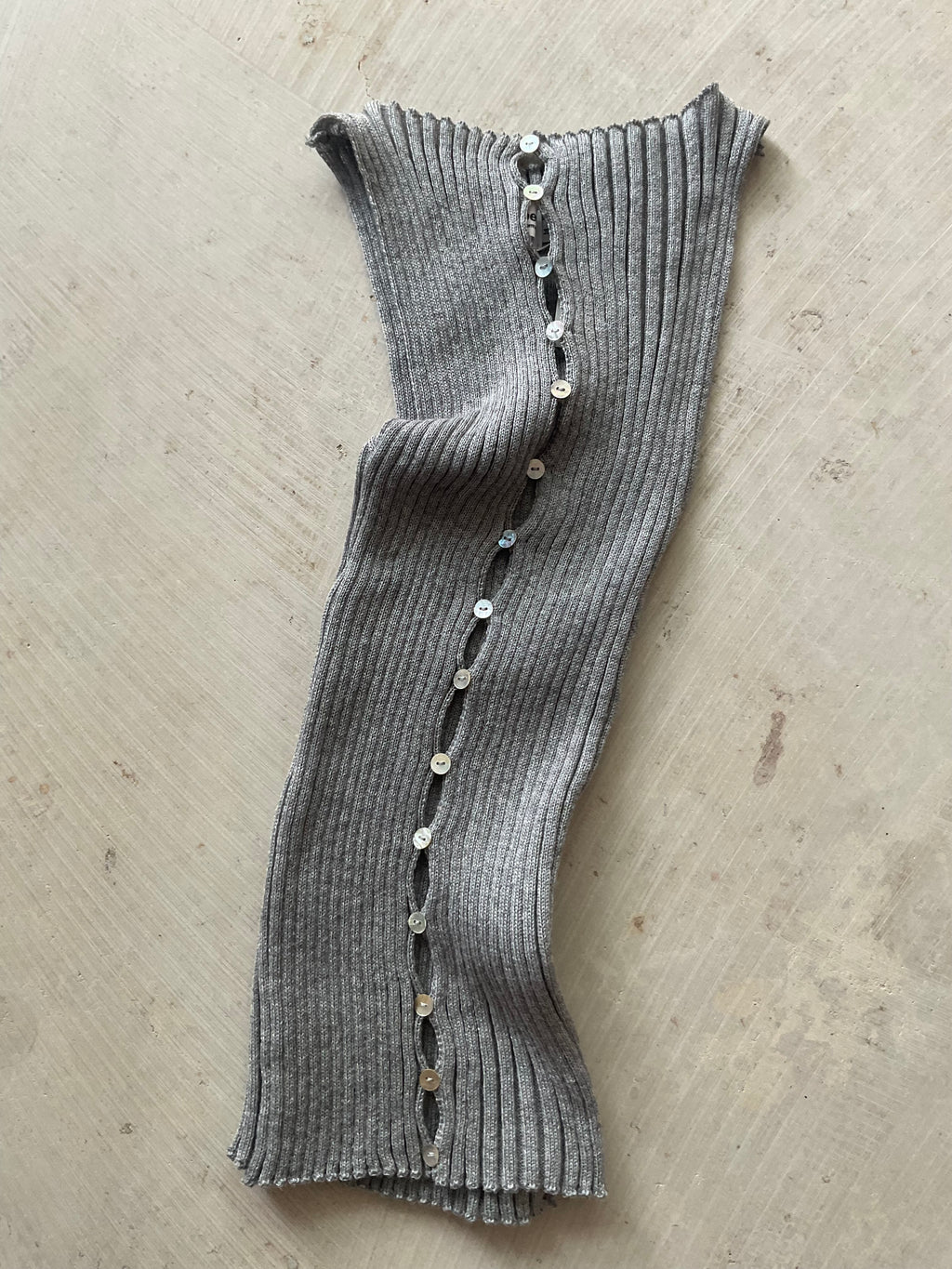Merino Rib Top with Pearl Button boat neck Grey