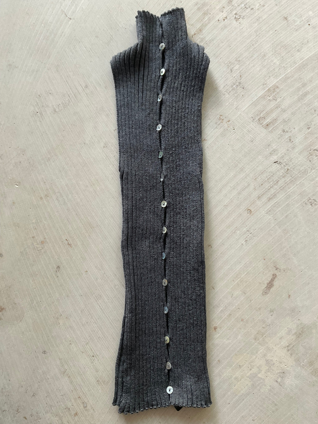 Merino Rib Top with Pearl Buttons high neck -dark grey