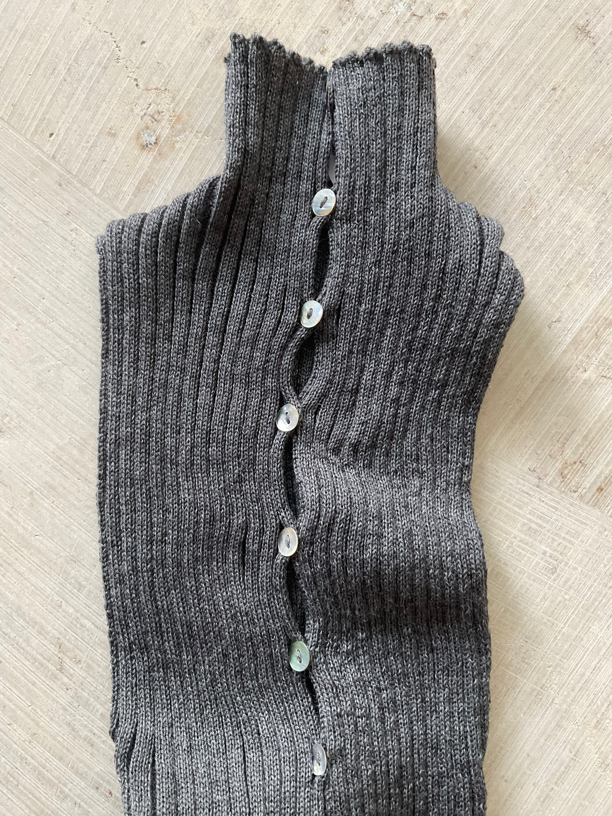 Merino Rib Top with Pearl Buttons high neck -dark grey
