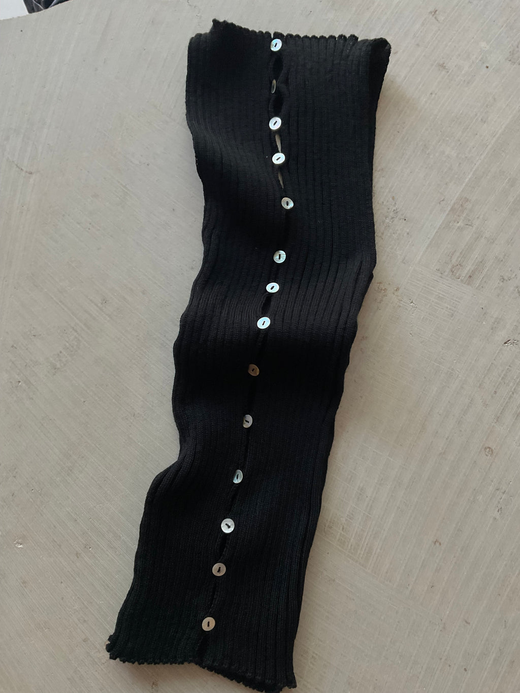 Merino Rib Top with Pearl Button boat neck black