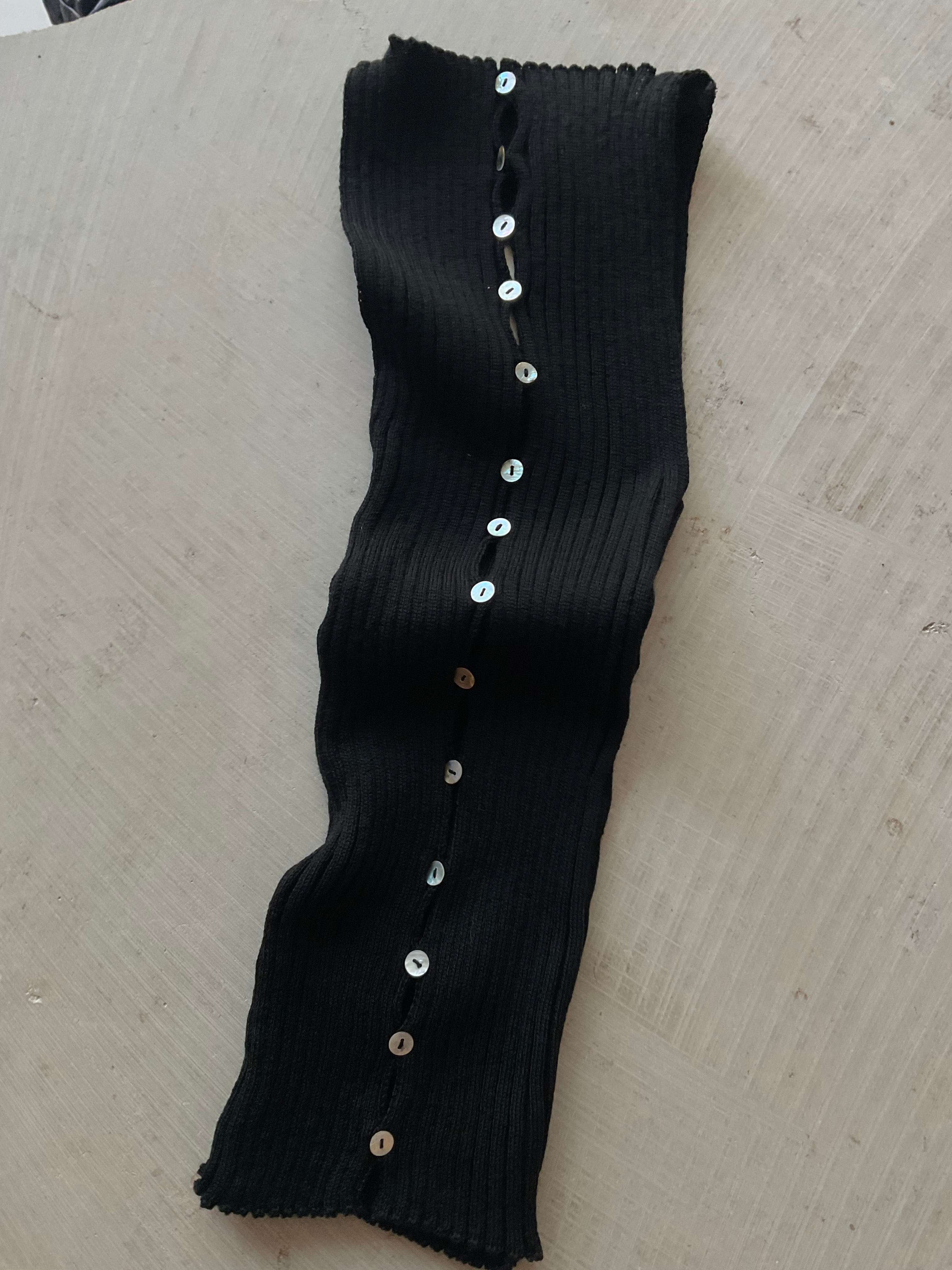 Merino Rib Top with Pearl Button boat neck black