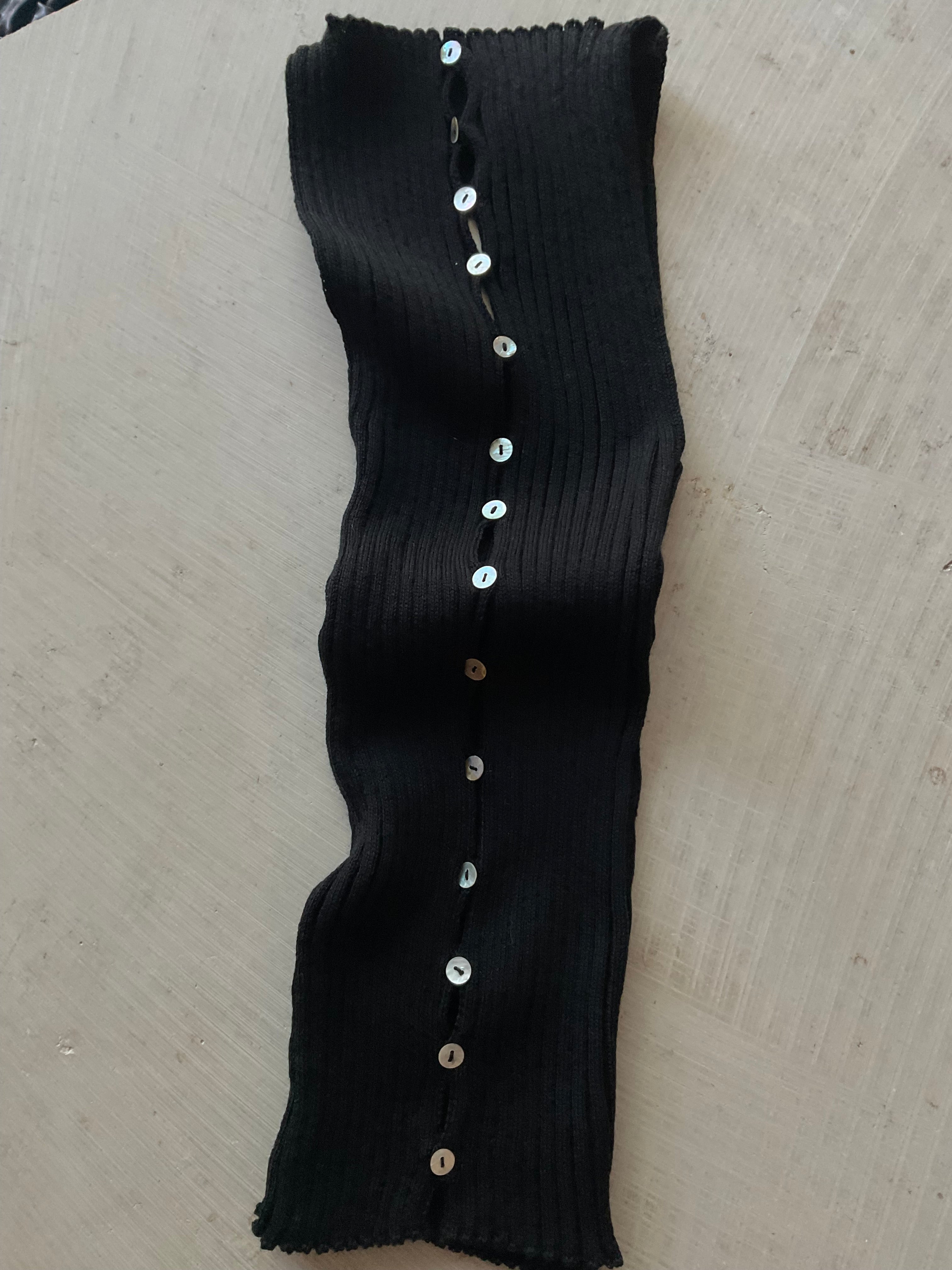 Merino Rib Top with Pearl Button boat neck black