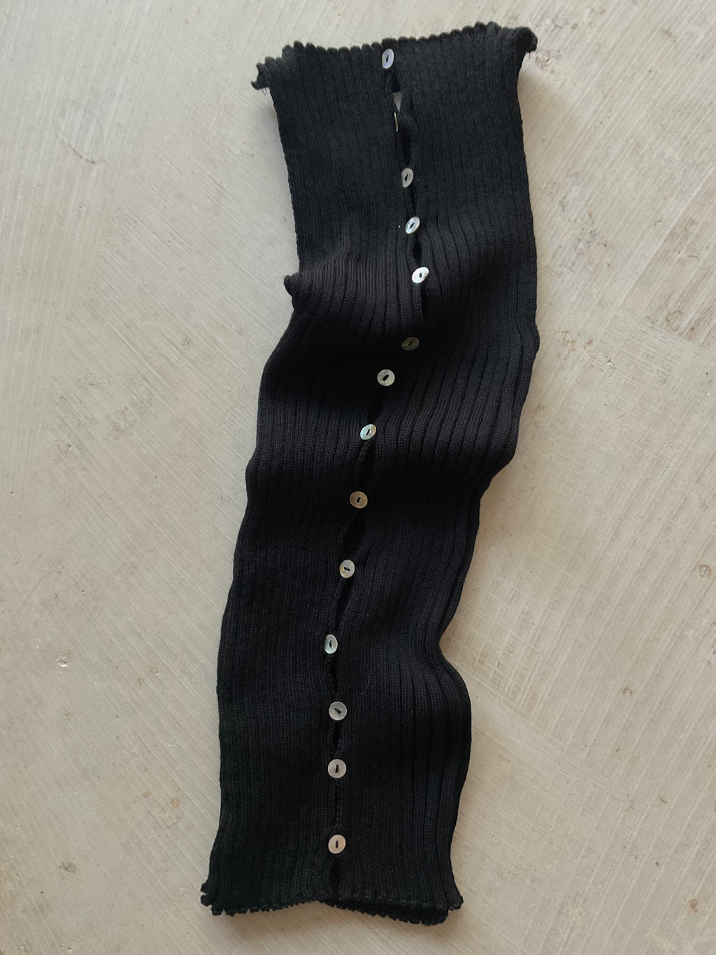 Merino Rib Top with Pearl Button boat neck black