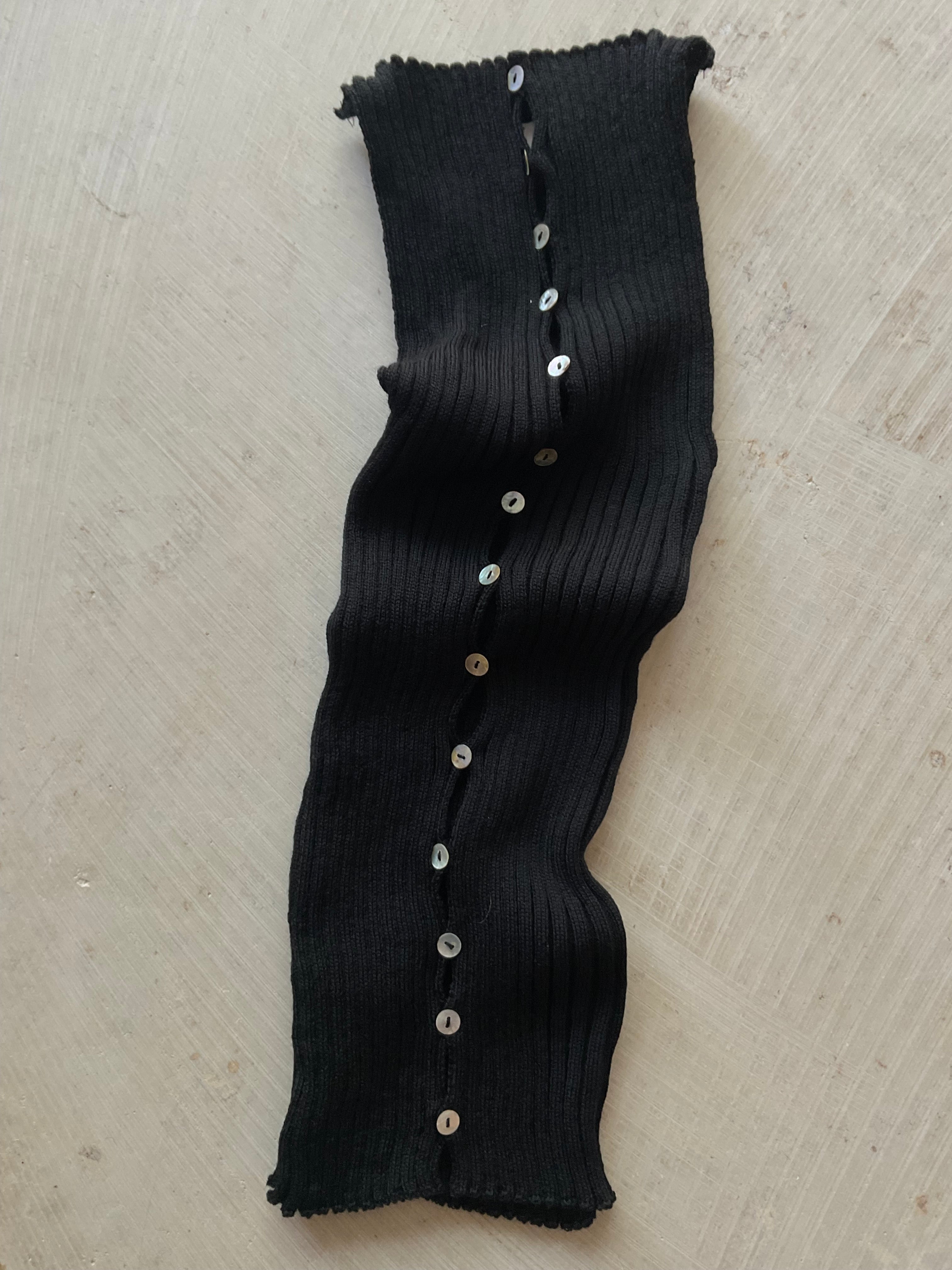 Merino Rib Top with Pearl Button boat neck black