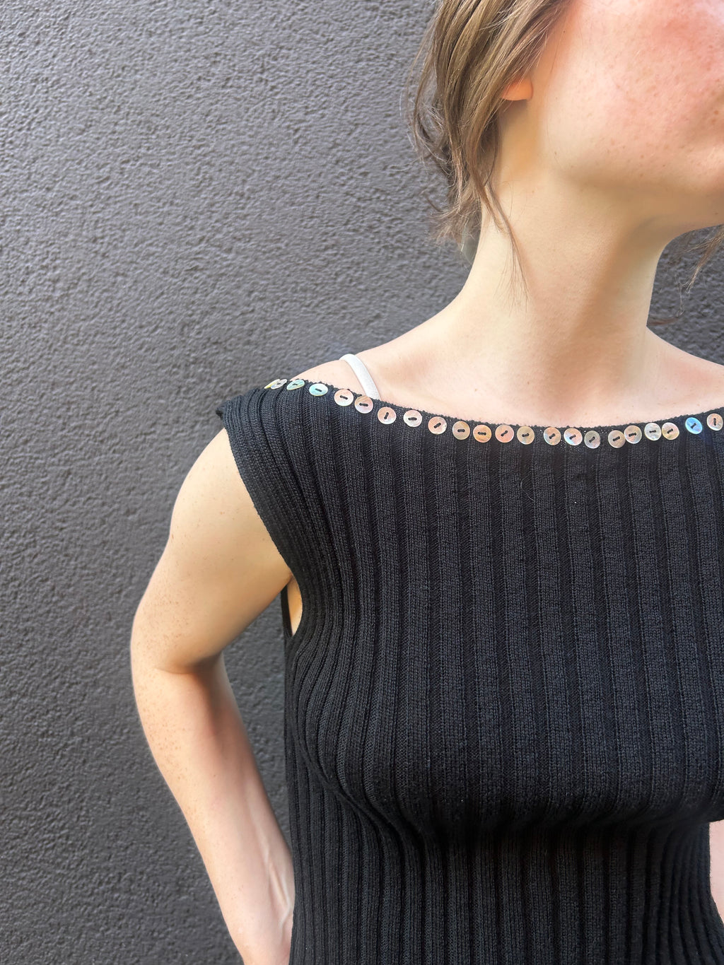 Merino Ribb Top with Pearl Button boat neck black