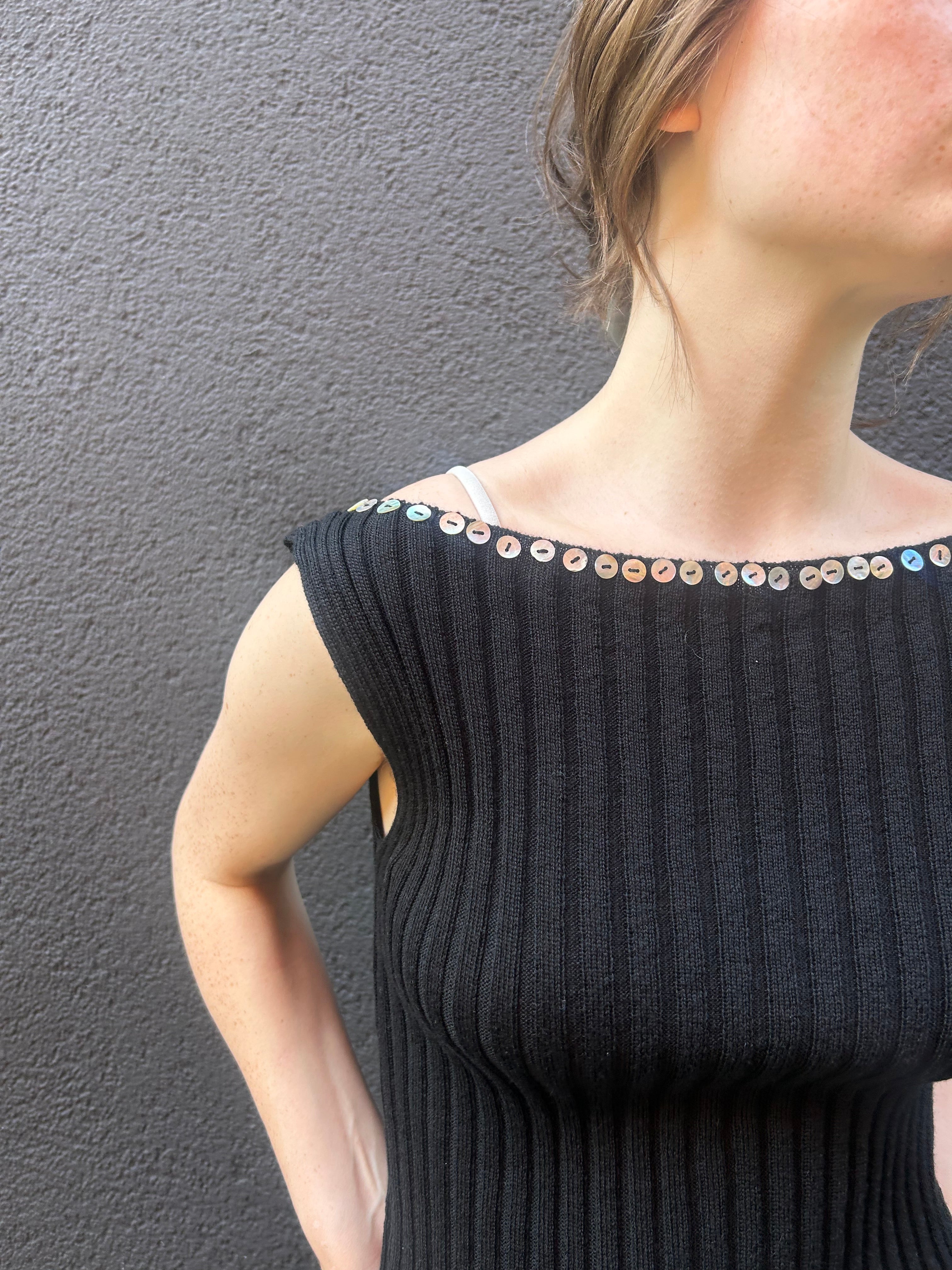 Merino Ribb Top with Pearl Button boat neck black