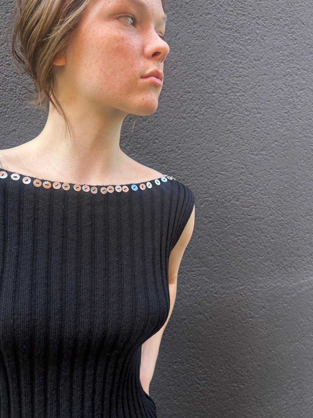 Merino Ribb Top with Pearl Button boat neck black
