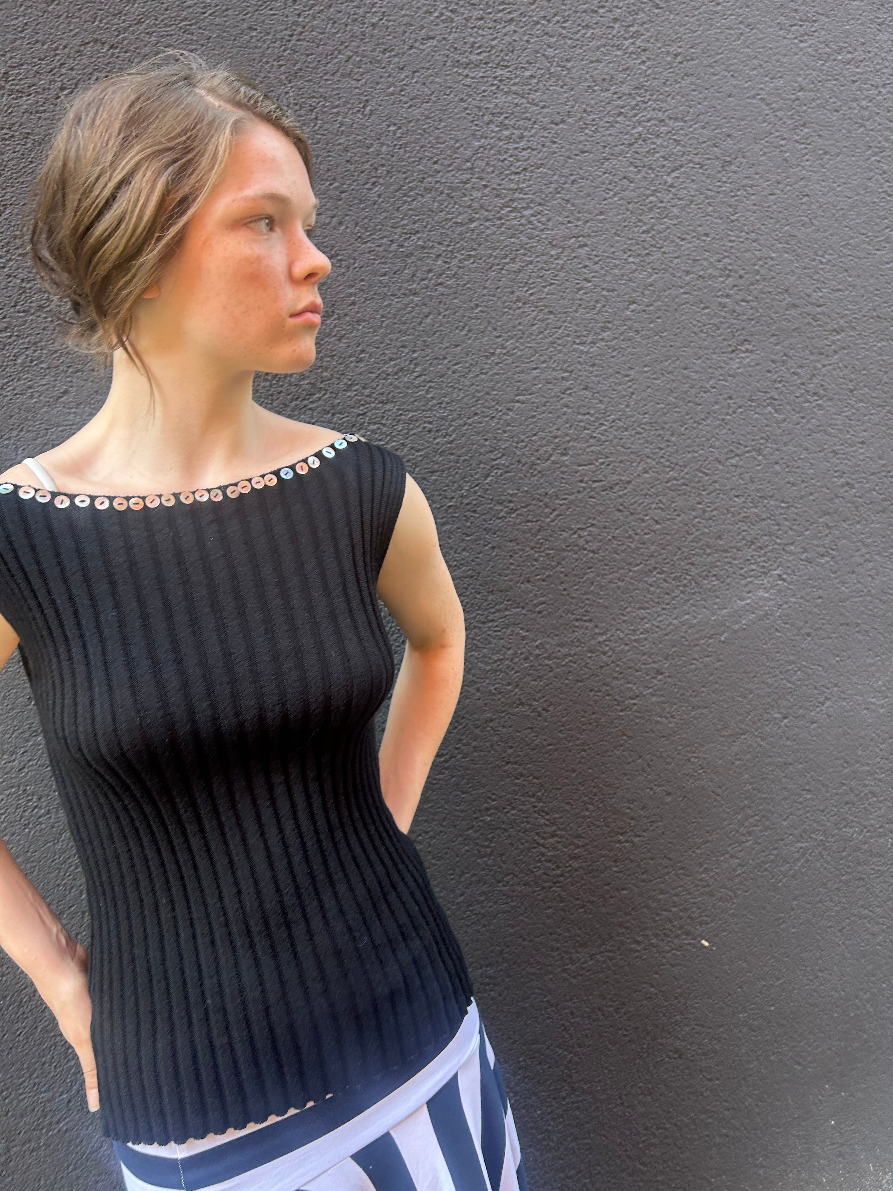 Merino Ribb Top with Pearl Button boat neck black