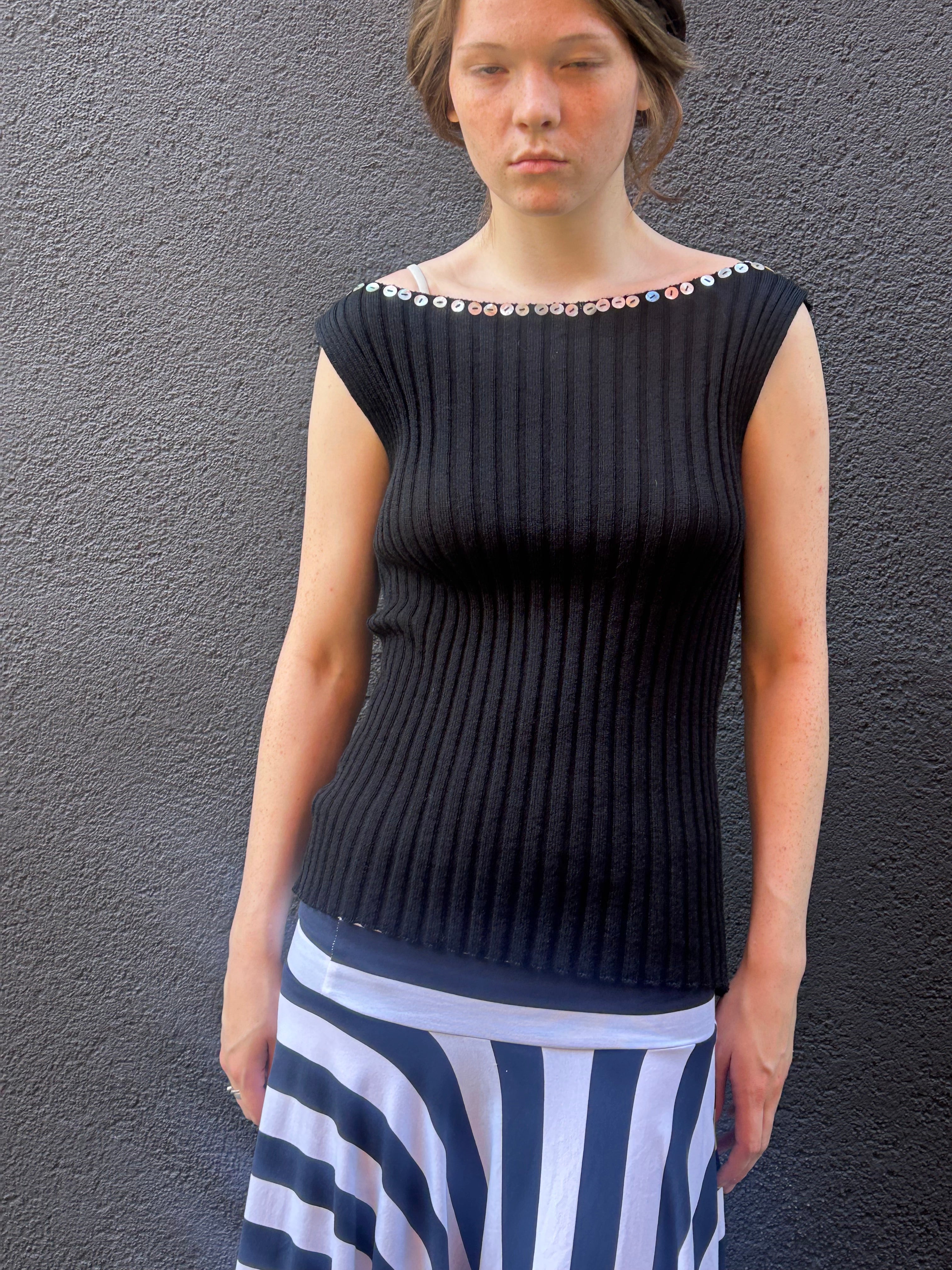 Merino Ribb Top with Pearl Button boat neck black